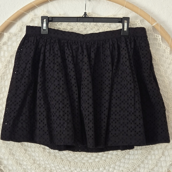 NWT H&M Black Eyelet Lace Embroidered School Girl Feminine Mini Skirt Size 14 - Picture 4 of 9
